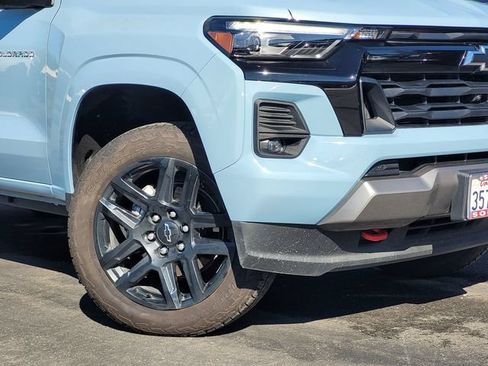 Used 2025 Chevrolet Colorado Z71 w/ Technology Package AWD/4WD image 3