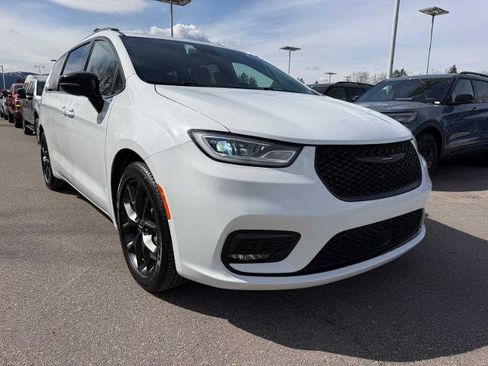 Used 2025 Chrysler Pacifica Limited image 5