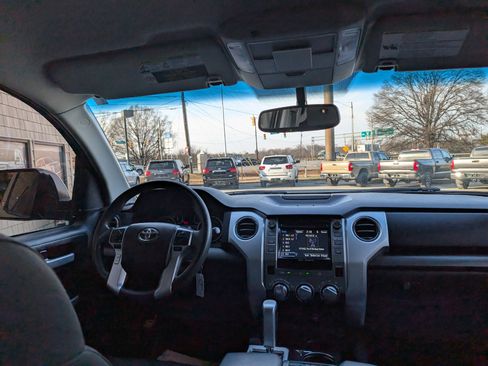 Used 2017 Toyota Tundra SR5 w/ SR5 Upgrade Package image 20