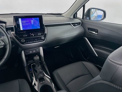 Used 2025 Toyota Corolla Cross XLE image 23