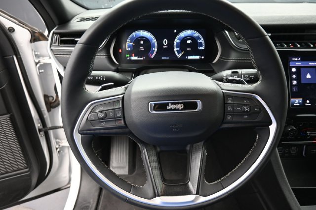 Used 2025 Jeep Grand Cherokee Altitude AWD/4WD image 20
