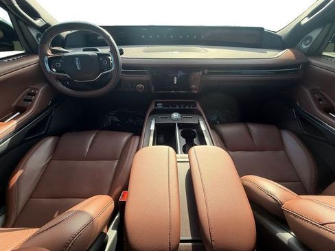 Used 2025 Lincoln Navigator Reserve AWD/4WD image 12