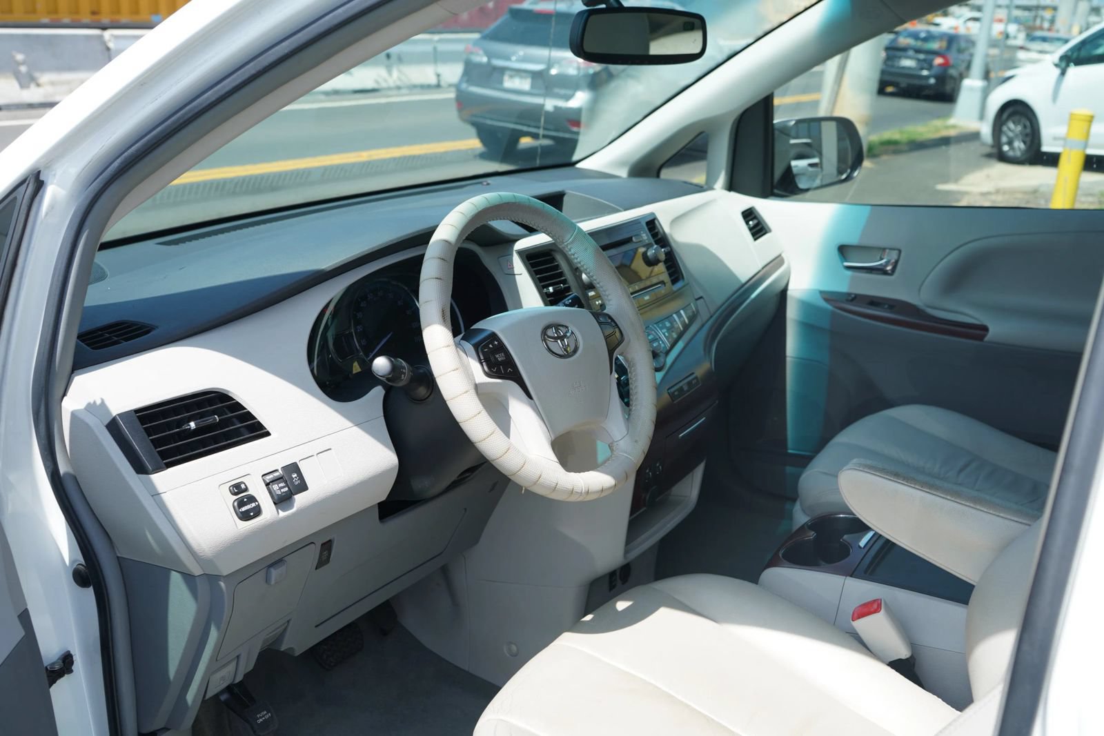 Used 2012 Toyota Sienna XLE FWD image 7