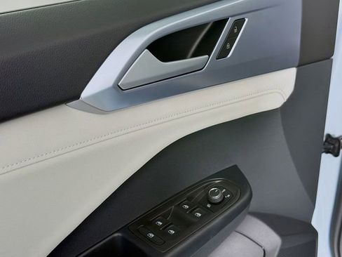 New 2026 Volkswagen Taos SE FWD image 19