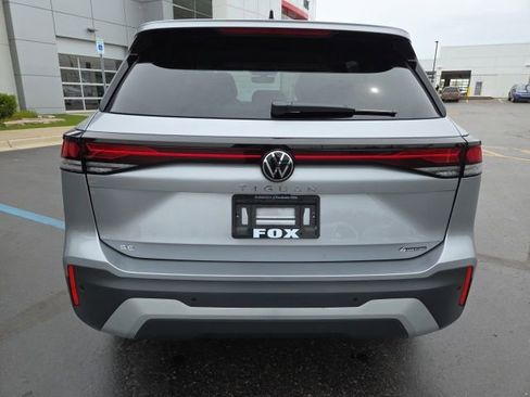 Used 2025 Volkswagen Tiguan SE AWD/4WD image 7