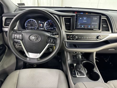 Used 2019 Toyota Highlander LE image 27