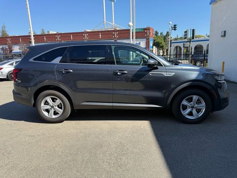 Used 2023 Kia Sorento LX image 7