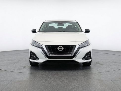 Used 2025 Nissan Altima 2.5 SV FWD image 2