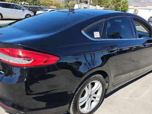 Used 2018 Ford Fusion SE w/ Fusion SE Technology Package FWD image 4