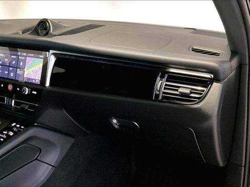 Used 2025 Porsche Macan image 23