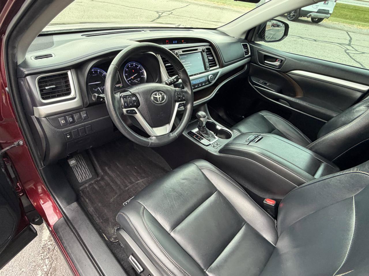 Used 2019 Toyota Highlander XLE FWD image 11