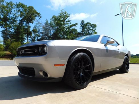 Used 2015 Dodge Challenger SXT w/ Driver Convenience Group RWD image 6