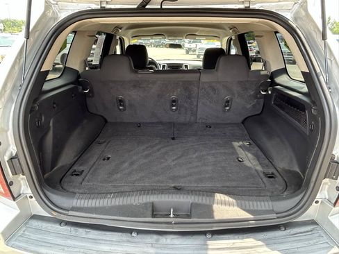 Used 2009 Jeep Grand Cherokee Laredo AWD/4WD image 17