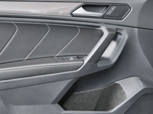 Certified 2023 Volkswagen Tiguan SE w/ Panoramic Sunroof Package FWD image 9