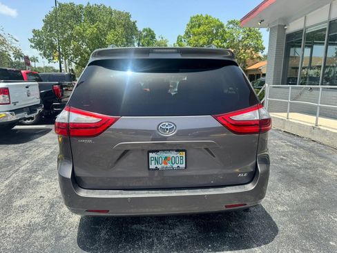 Used 2015 Toyota Sienna XLE w/ XLE Navigation Package FWD image 7