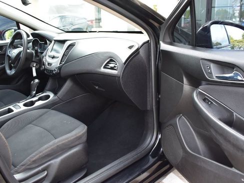 Used 2017 Chevrolet Cruze LS FWD image 18