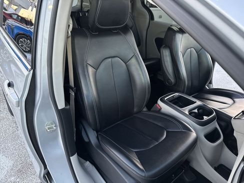 Used 2023 Chrysler Pacifica Touring-L image 22