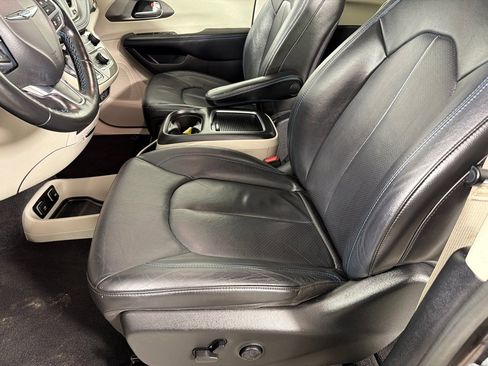 Used 2021 Chrysler Pacifica Touring-L image 12