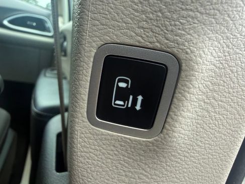 Used 2023 Chrysler Voyager LX FWD image 23