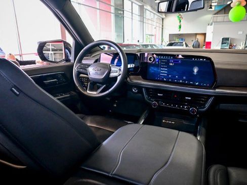 Used 2025 Chevrolet Suburban Z71 image 31