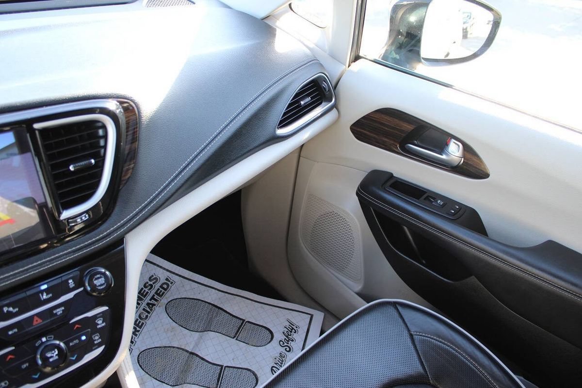 Used 2023 Chrysler Pacifica Limited FWD image 20