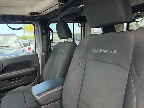 Used 2018 Jeep Wrangler Unlimited Sahara AWD/4WD image 16