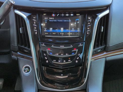 Used 2018 Cadillac Escalade Luxury RWD image 18