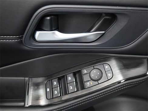 Used 2024 Nissan Rogue SV w/ SV Premium Package image 13