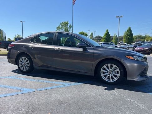 Used 2018 Toyota Camry LE image 4