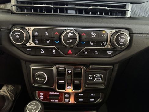 Used 2024 Jeep Gladiator Rubicon w/ Technology Group AWD/4WD image 16