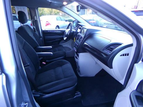 Used 2019 Dodge Grand Caravan SE w/ UConnect Hands-Free Group image 26