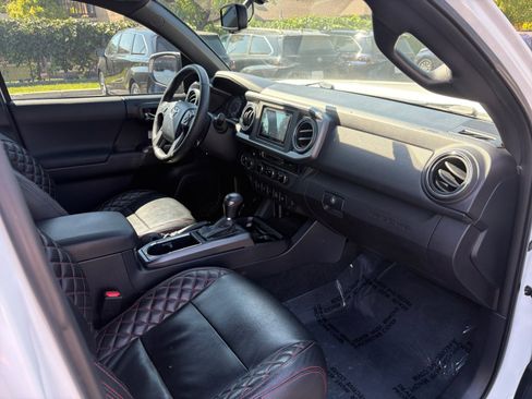 Used 2017 Toyota Tacoma TRD Off-Road w/ Premium & Technology Package AWD/4WD image 27