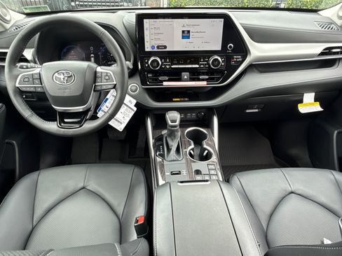New 2026 Toyota Highlander Platinum image 22