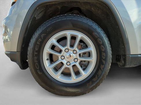 Used 2020 Jeep Grand Cherokee Laredo AWD/4WD image 23