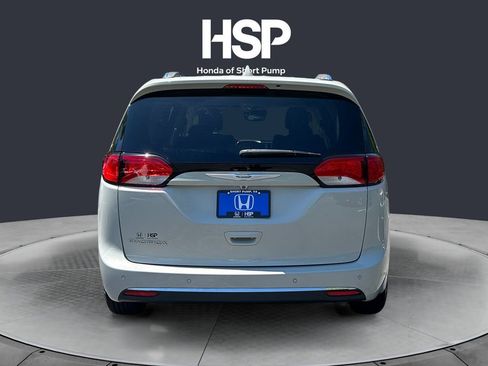 Used 2017 Chrysler Pacifica Touring-L Plus FWD image 4