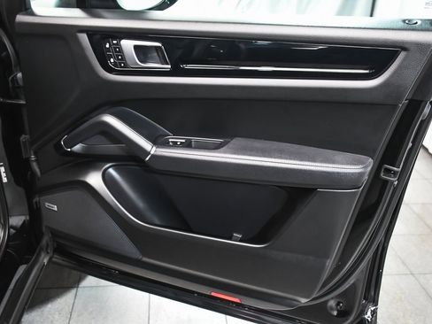 Used 2022 Porsche Cayenne Platinum Edition image 16