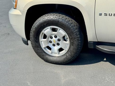 Used 2009 Chevrolet Suburban LT image 9