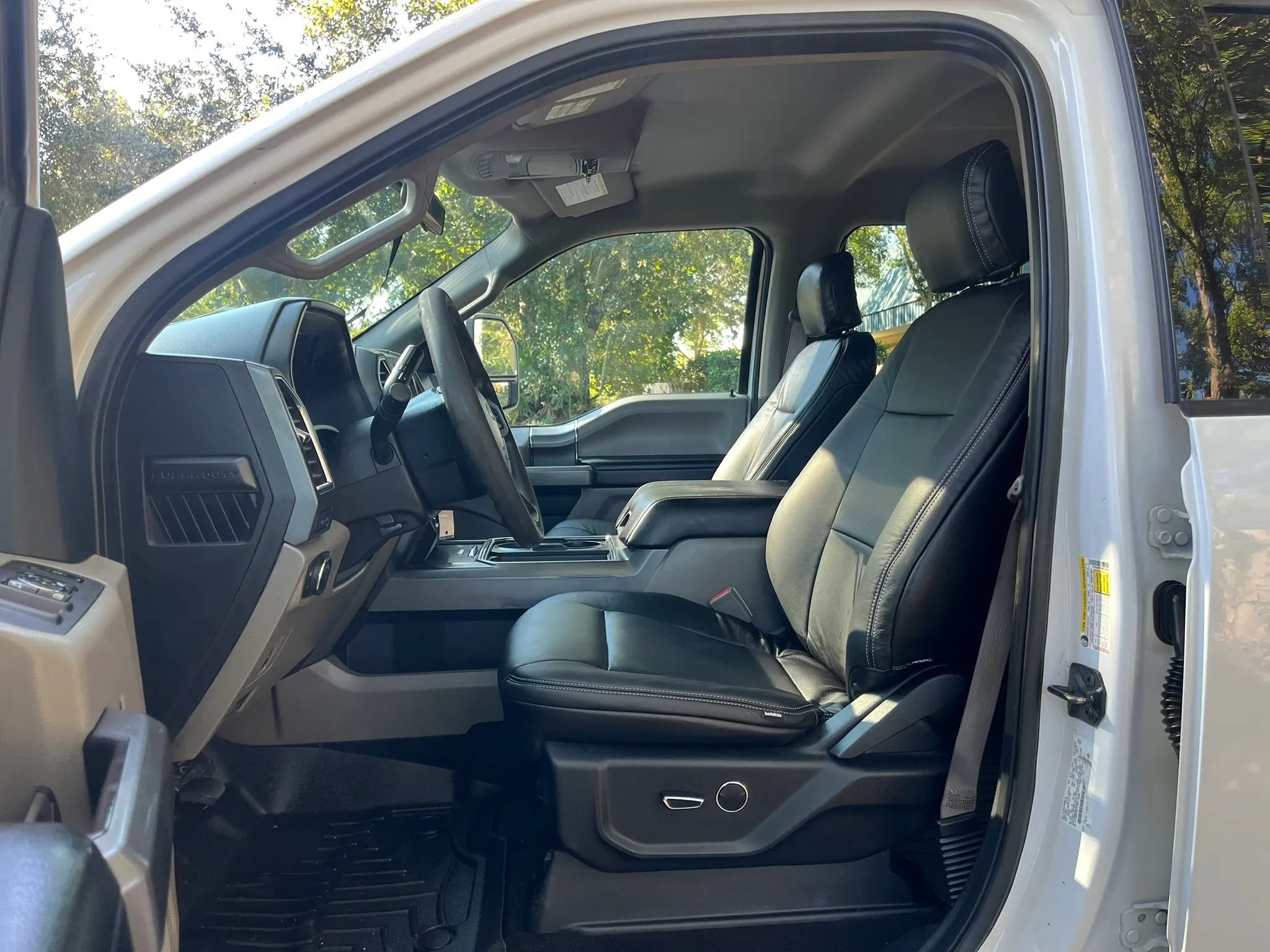 Used 2017 Ford F350 XLT w/ XLT Premium Package AWD/4WD image 14
