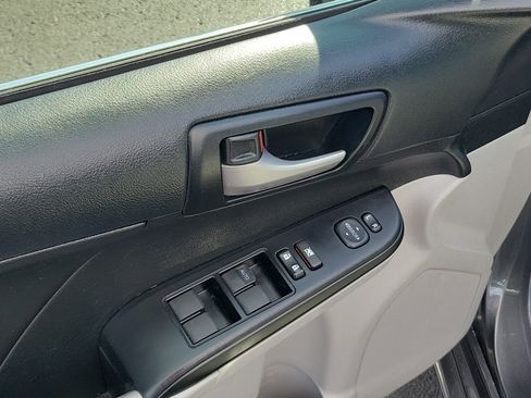 Used 2013 Toyota Camry LE image 19