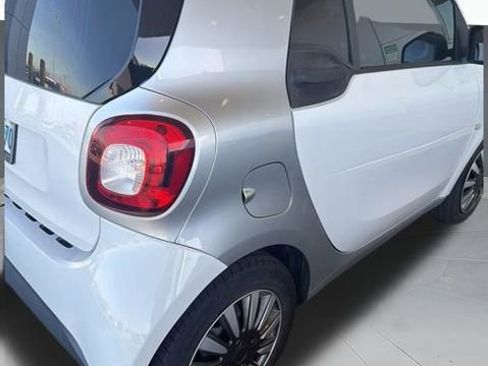 Used 2017 smart fortwo pure image 3