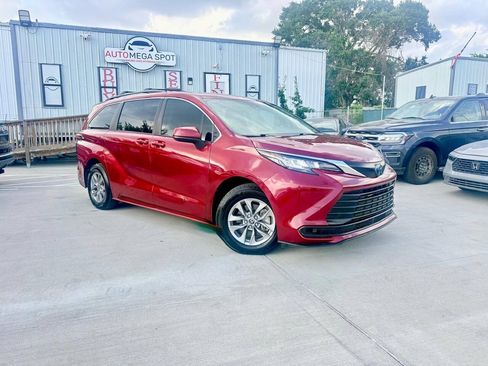 Used 2022 Toyota Sienna LE FWD image 1