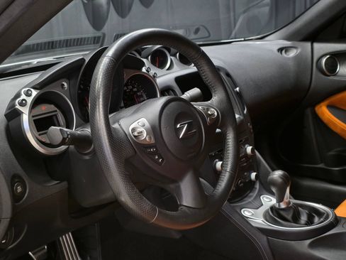 Used 2009 Nissan 370Z Touring w/ Sport Pkg RWD image 20