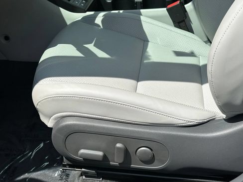 Used 2024 Hyundai Kona Limited FWD image 14