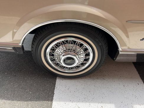 Used 1989 Lincoln Town Car Signature image 17