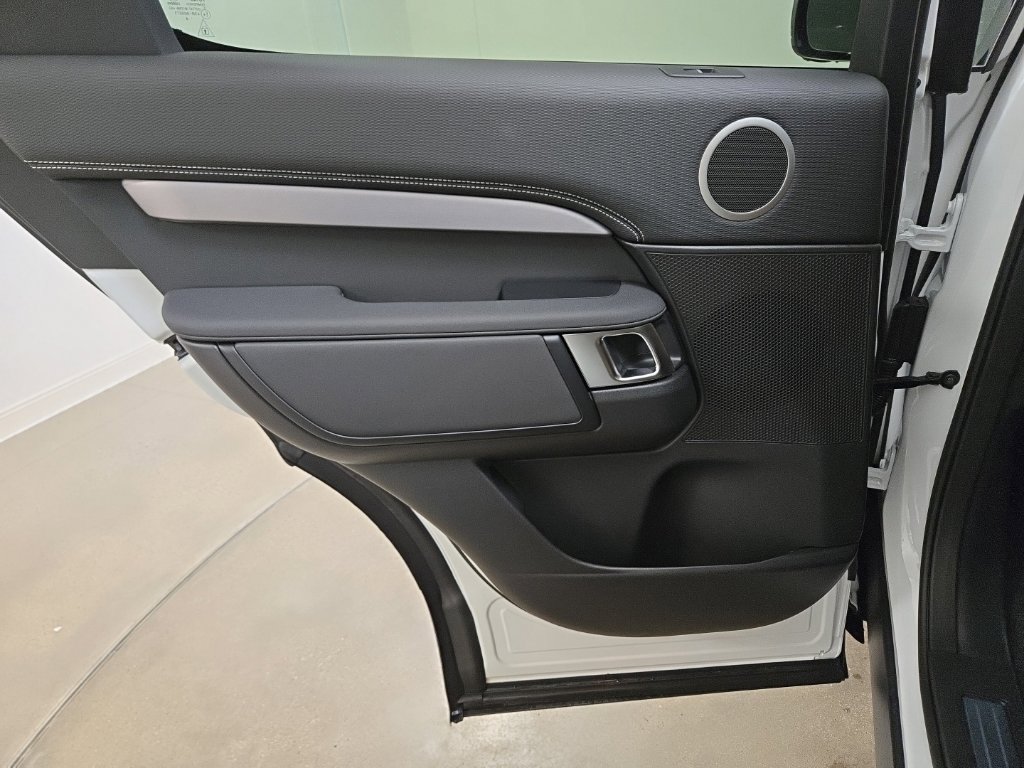 New 2026 Land Rover Discovery Limited Edition AWD/4WD image 24