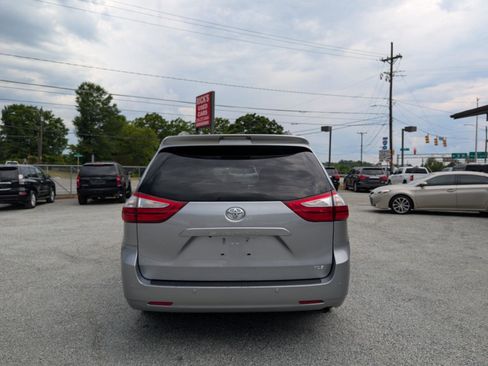 Used 2015 Toyota Sienna XLE Premium FWD image 7
