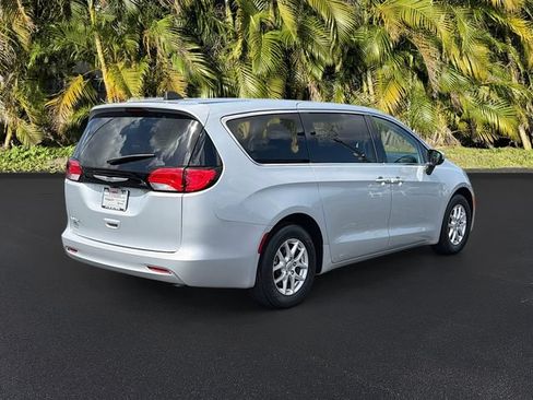 Used 2023 Chrysler Voyager LX FWD image 6