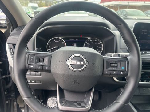 Used 2025 Nissan Rogue SV FWD image 30