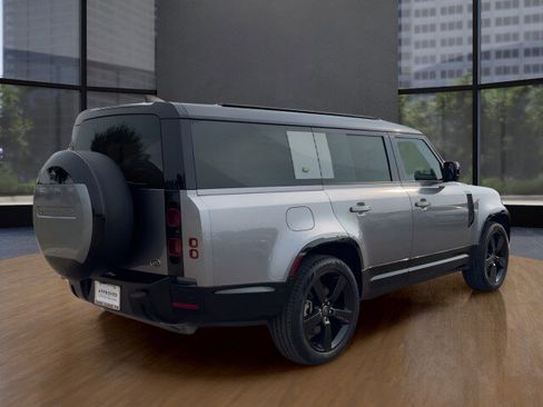 Used 2023 Land Rover Defender 130 X-Dynamic SE image 5