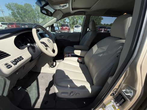 Used 2013 Toyota Sienna XLE FWD image 21